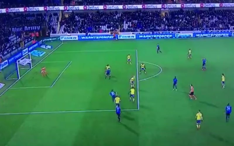 Dit héérlijke doelpunt van Club Brugge lijkt wel een zaalvoetbalgoal (video)
