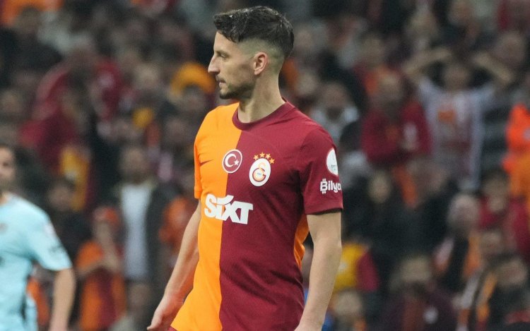 Geweldenaar Dries Mertens trapt Galatasaray eigenhandig naar titel en viert met zoontje Ciro