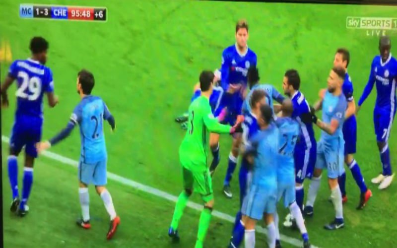 City-Chelsea ontaardt helemaal na enorm smerige fout van Agüero (Video)