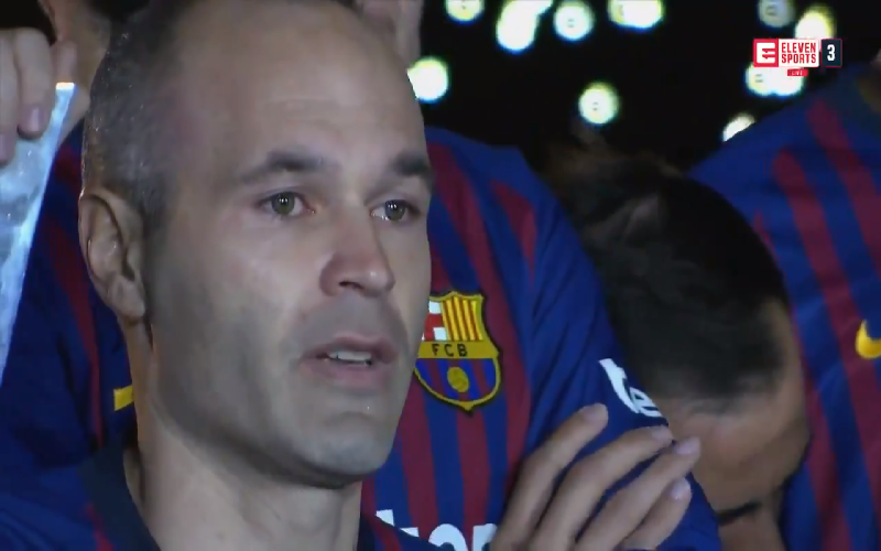 Emotionele Iniesta krijgt fenomenaal afscheid bij Barcelona (Video)