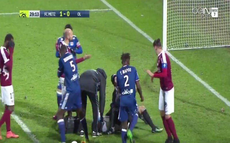 Wedstrijd in Ligue 1 wordt gestaakt nadat Lyon-doelman hierdoor in ziekenhuis belandt (Video)