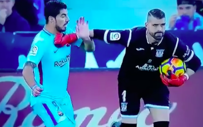 Suarez heeft ruzie met keeper, die dan uitpakt met schwalbe van de eeuw (Video)