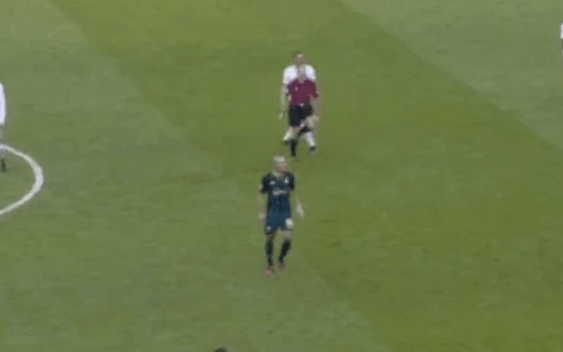 Plots doet Kane dit bij de ref tegen Southampton (Video)