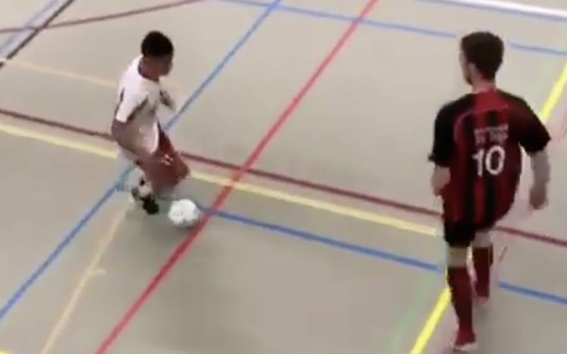 Zaalvoetballer maakt tegenstanders compleet af met 3 panna's (Video)