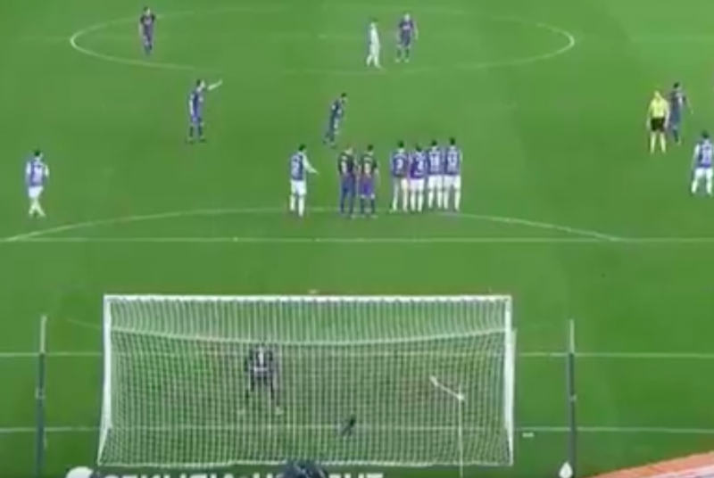 Lionel Messi trapt vrije trap héérlijk binnen (Video)