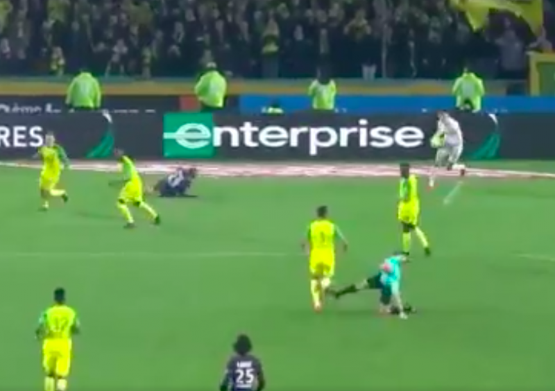 Ongezien: scheids trapt na naar speler tijdens match van PSG (Video)