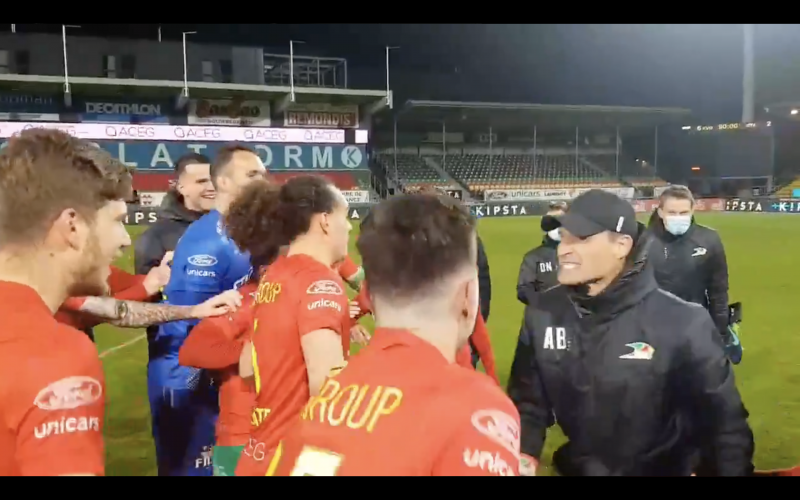 KV Oostende-coach Blessin schreeuwt tegen spelers met ongeziene reactie (VIDEO)