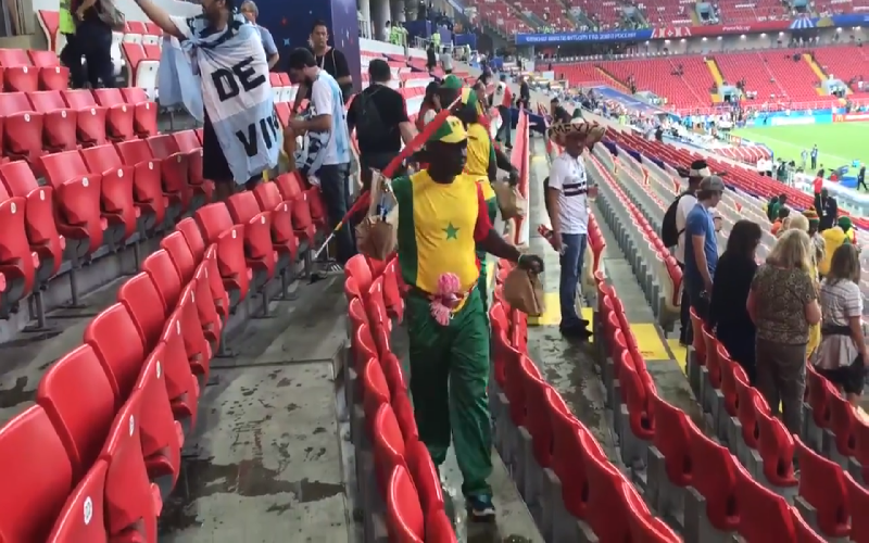 Zo kan het ook: Senegalese fans tonen grote klasse na Polen (Video)