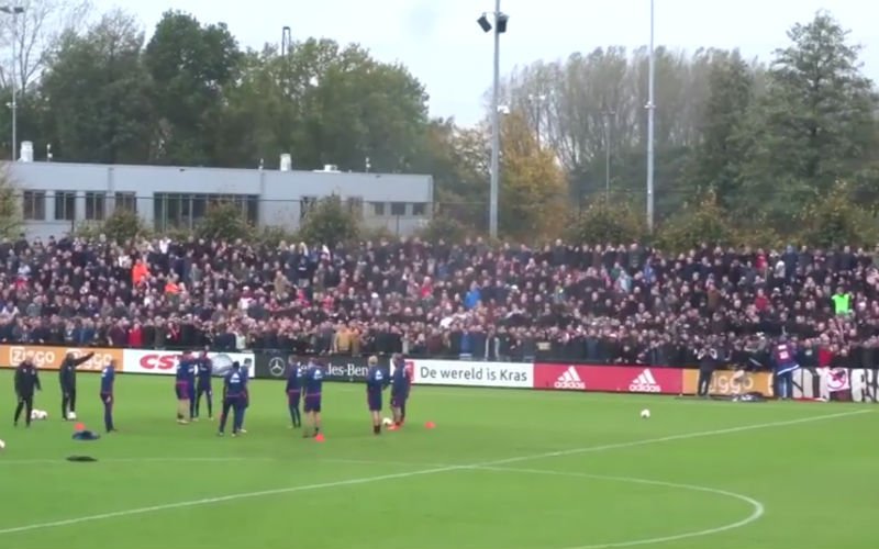 Deze Ajax-fans zorgen voor doldwaze taferelen tijdens de training (video)