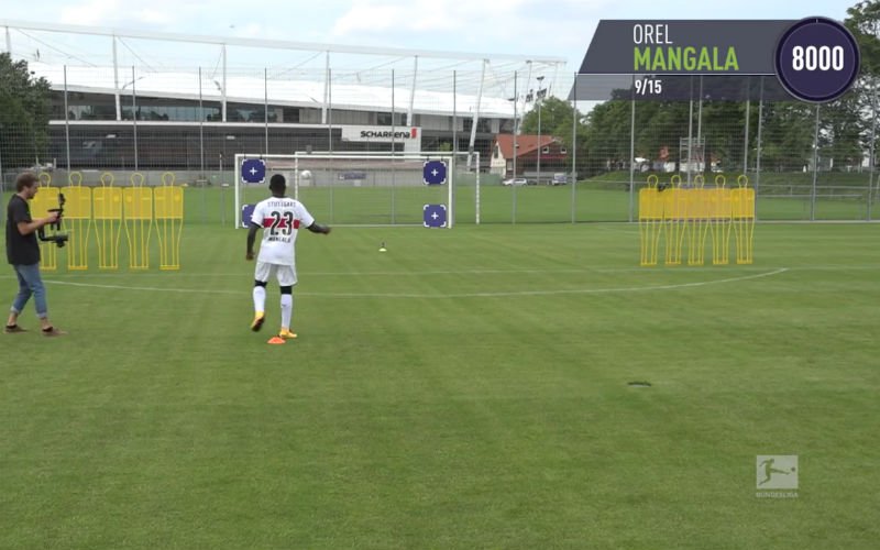 Spelers van Stuttgart doen spelletje van FIFA 18 in echt na