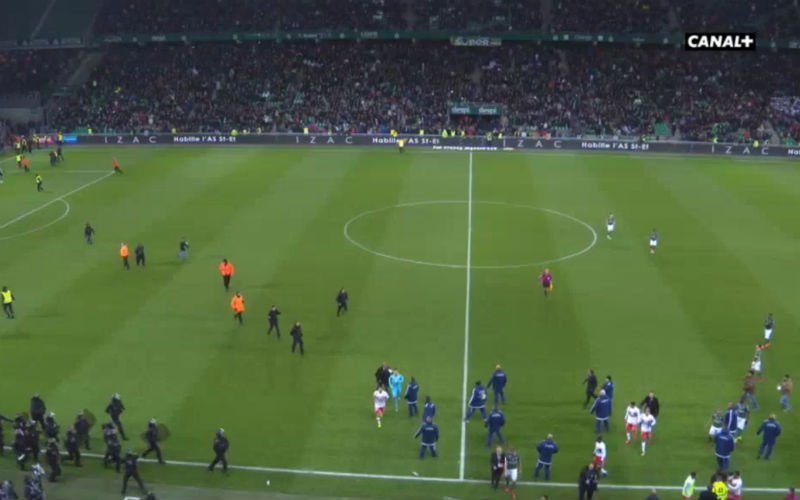 Supporters bestormen het veld tijdens Saint-Etienne - Lyon na provocatie Fekir (video)