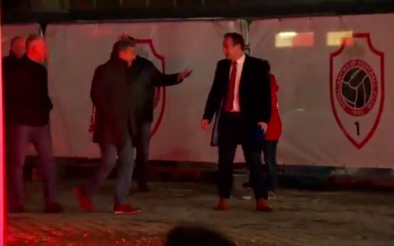 De Wever dacht met blauwe sjaal naar Antwerp te gaan, maar daar stak deze fan stokje voor (video)