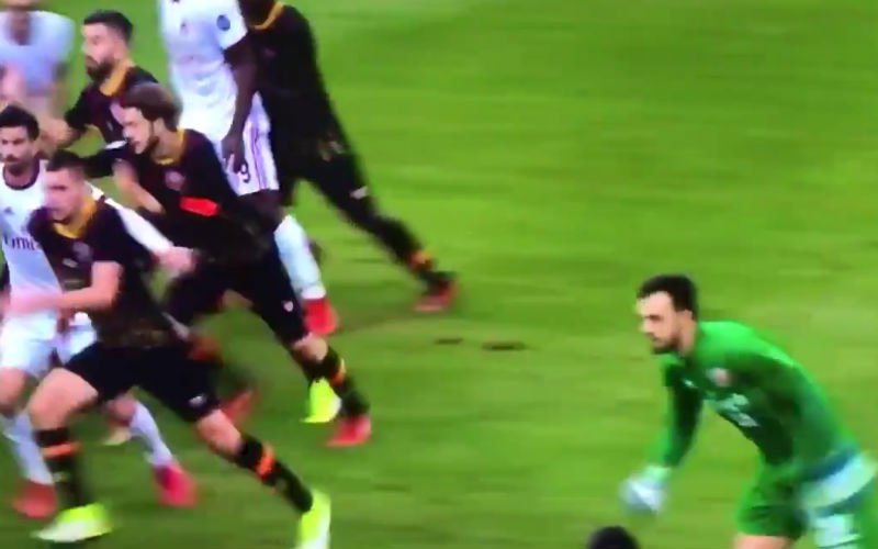 WOW! Benevento-doelman zorgt voor dit legendarische moment tegen AC Milan (video)