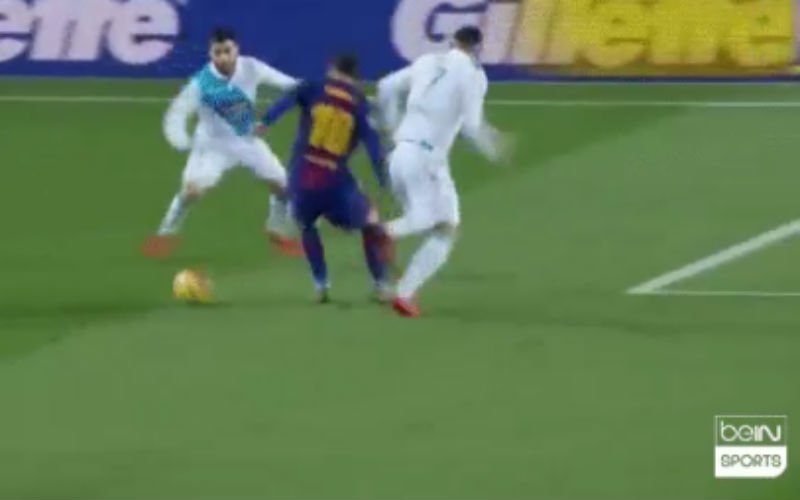 Koekoek! Messi en Alba spelen tegenstander compleet gek (video)