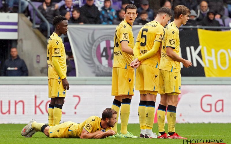 Supporters blauw-zwart schrijven speler na één helft af: 