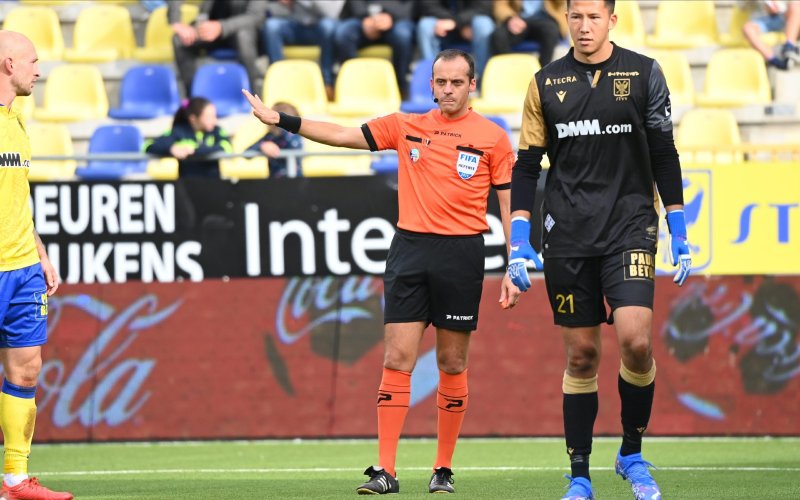 Kijkers STVV-Anderlecht razend na 'verdachte' strafschop: 
