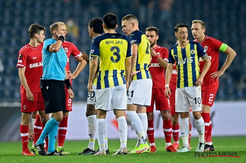 Fans maken eigen speler af tijdens Fenerbahçe-Antwerp: 