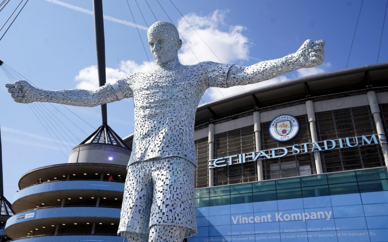 Ophef rond Club-fans die standbeeld Kompany 'onteren': 