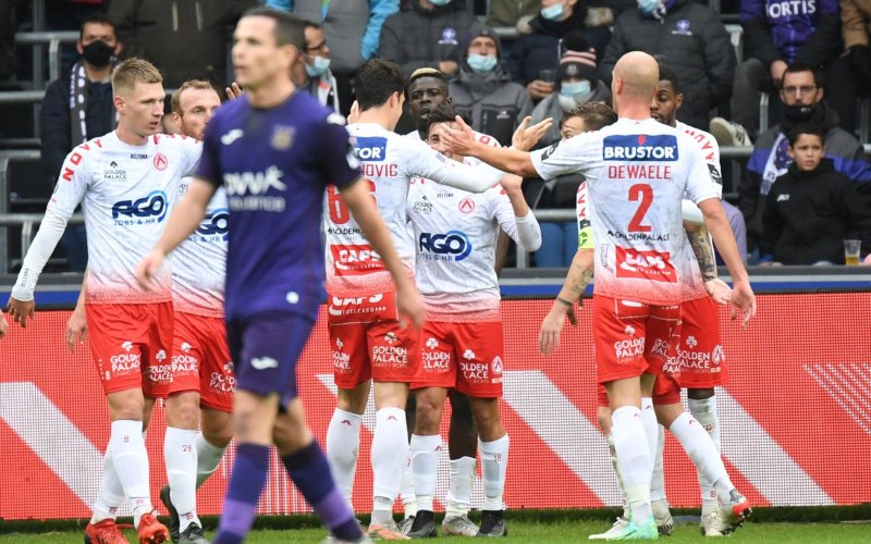Slap Anderlecht laat zich met tien man ringeloren door KV Kortrijk
