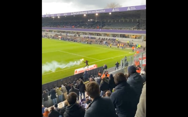 Hallucinante beelden: Beerschot-fan gooit vuurpijl in Antwerp-vak (VIDEO)