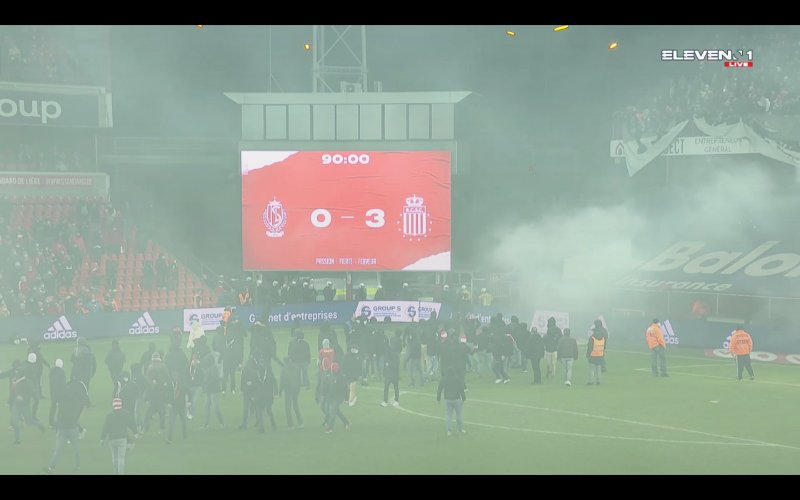 Spelers vluchten weg nadat hooligans veld bestormen in Standard-Charleroi