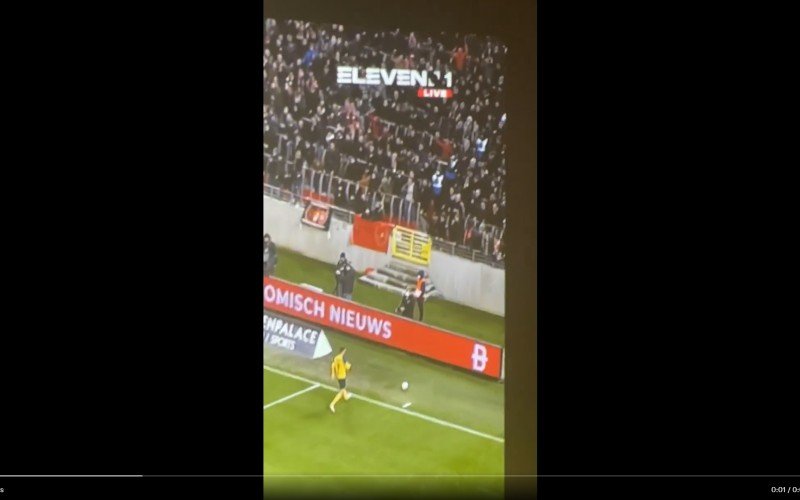 Catastrofe net vermeden: Antwerp-supporter tuimelt van de tribune (VIDEO)