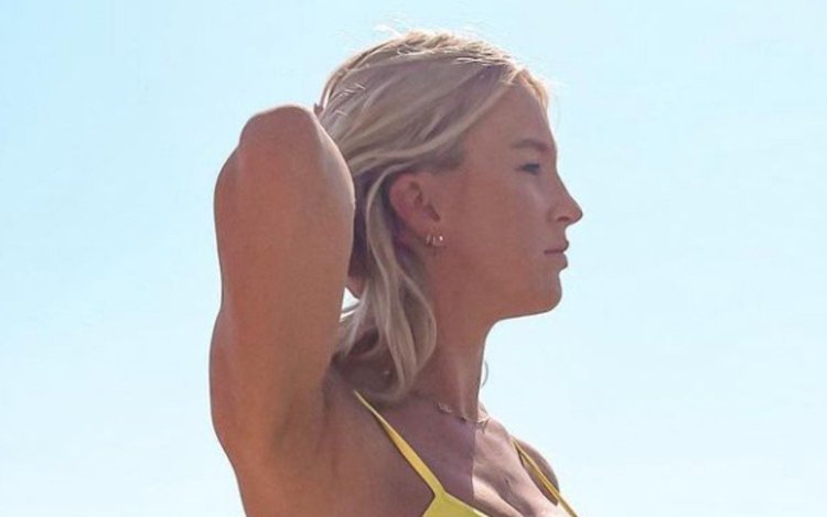 Kat Kerkhofs trekt bikini aan en toont iets waar alle monden van openvallen 