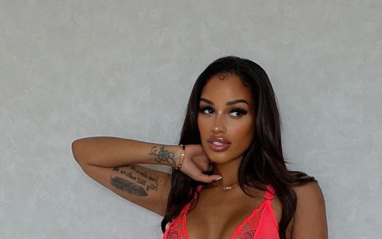 Sexy ex-WAG Fanny Neguesha maakt voetbalfans gek met haar bikinifoto's