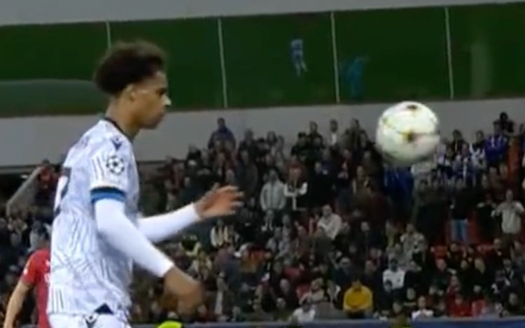 Kijkers van Club-Leverkusen kunnen ogen niet geloven: “Wat doet hij?!” (VIDEO)