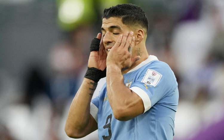Geïrriteerde Luis Suarez ziet Uruguay tegen Zuid-Korea duur puntenverlies lijden