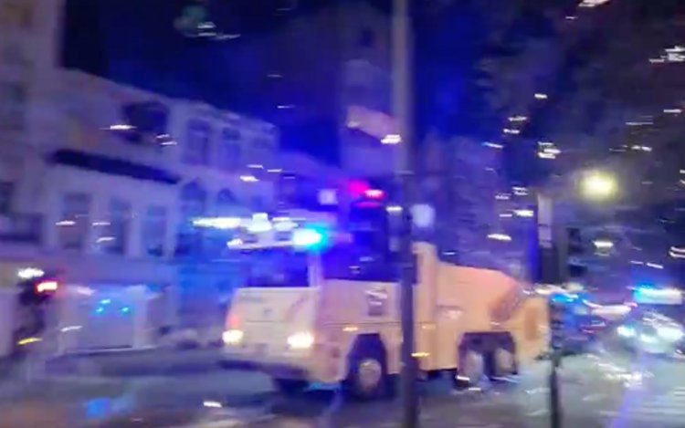 Grimmige rellen: ‘Politie wordt belegerd met vuurwerk en zet het waterkanon in’