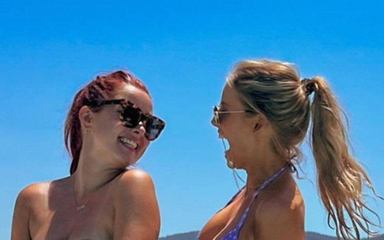 Sexy Lotte Vanwezemael verrast en feliciteert haar beste vriendin in bikini