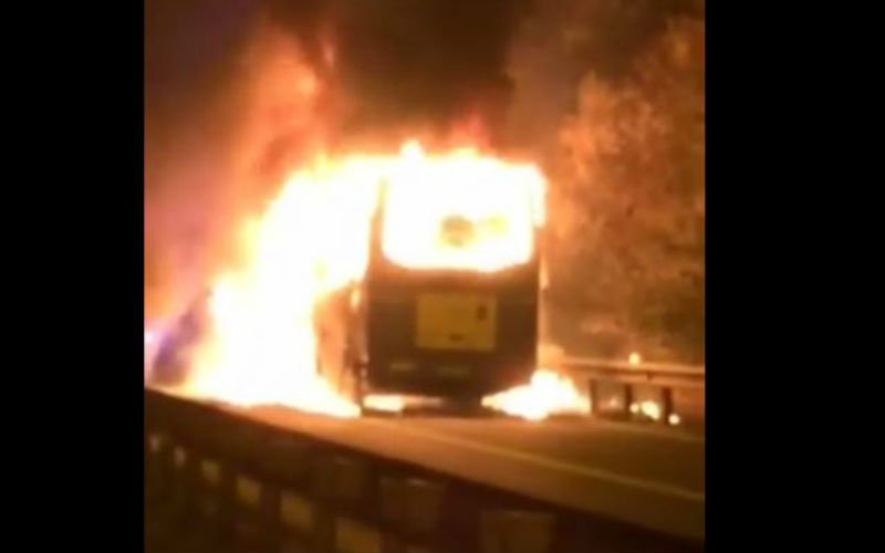 Spelersbus uit eerste amateurreeks schiet in brand op terugweg