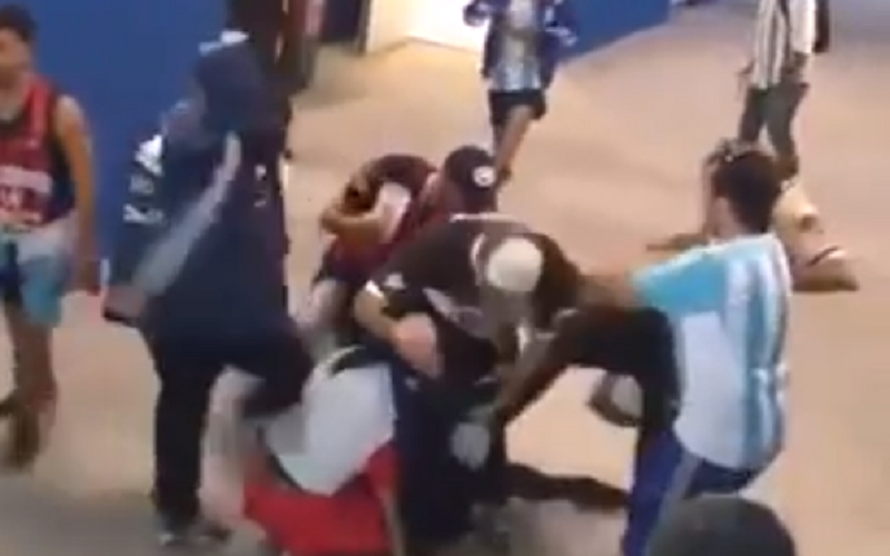 Schokkende beelden: Argentijnse fans vallen Kroaten brutaal aan in Rusland