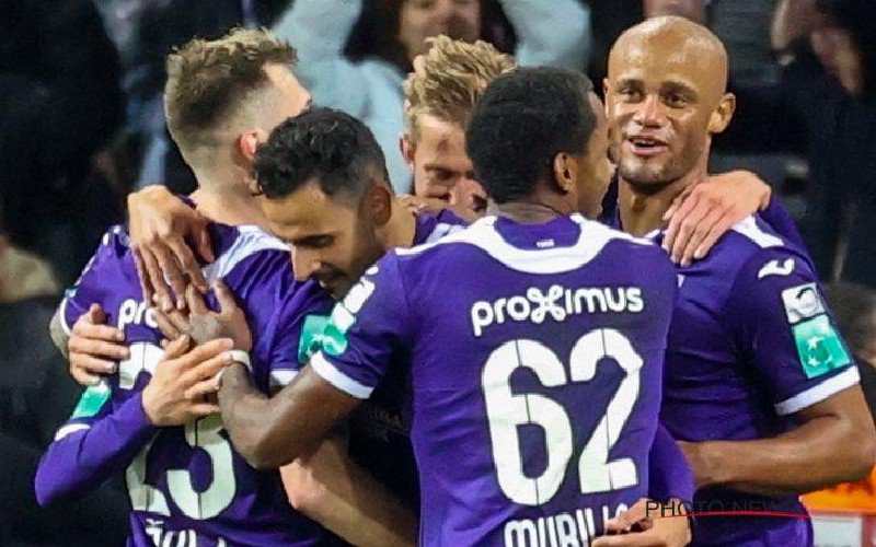Anderlecht droomt van play-off 1 na monsterzege, Cercle redt zich in derby