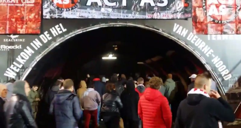 Antwerp-fans zorgen voor grote protestactie tijdens wedstrijd (Video)