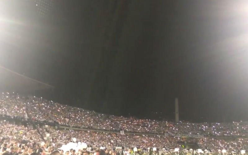 Prachtig eerbetoon voor Chapecoense in stadion waar finale gespeeld moest worden (Video)