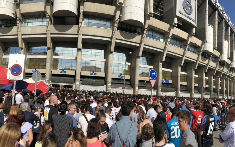 Zelfs fans van Barcelona komen naar Bernabéu om Hazard te zien (VIDEO)