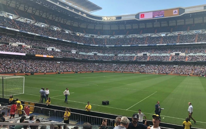 Kippenvel: Volkstoeloop in Bernabéu voor komst van Hazard (VIDEO)