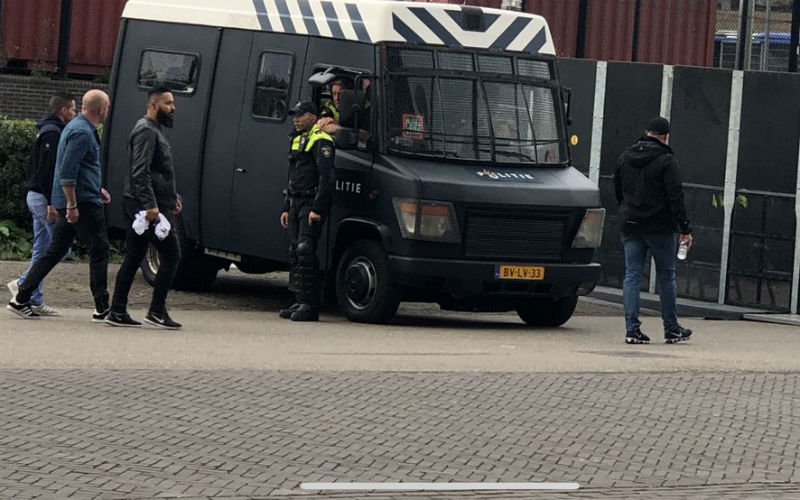 Ajax-fans dragen shirt van Anderlecht, politie grijpt meteen in