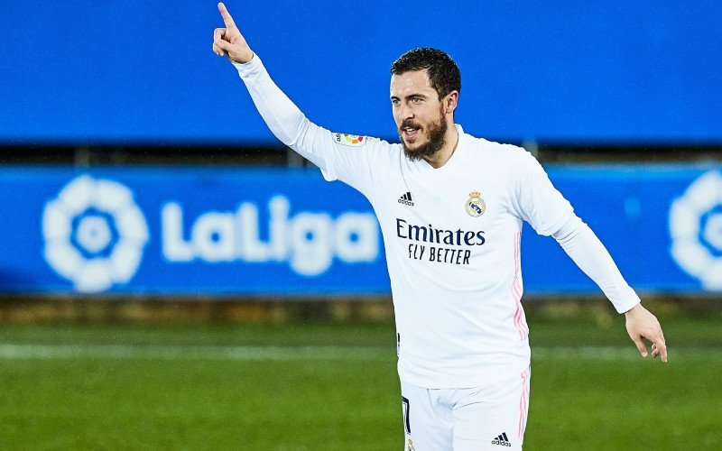 Hazard maakt opgemerkte comeback bij Real Madrid in nipte zege