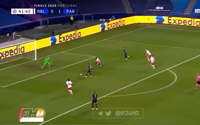 Leipzig-doelman gaat zwaar in de fout, PSG op weg naar CL-finale (VIDEO)