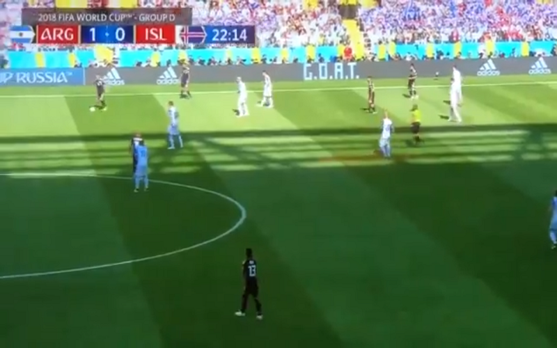 Steekje naar Ronaldo? Er valt iets op tijdens Argentinië-IJsland (Video)