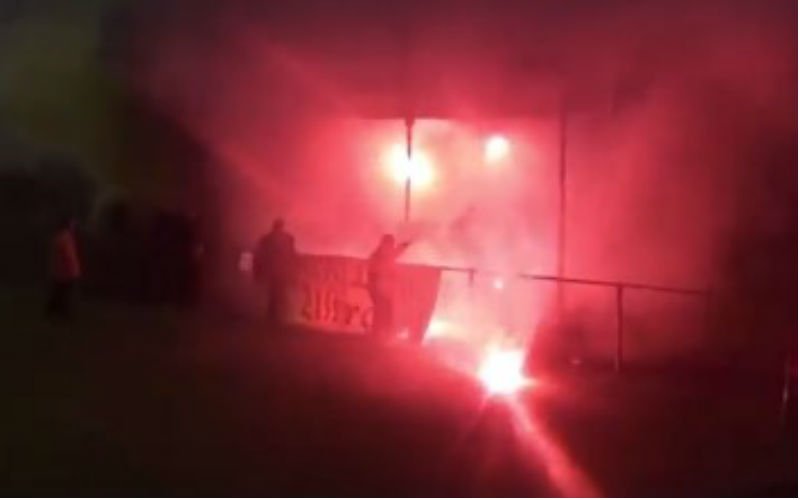 Fans van amateurclub Zwarte Leeuw steken tribune van Lyra-Lierse in brand (VIDEO)