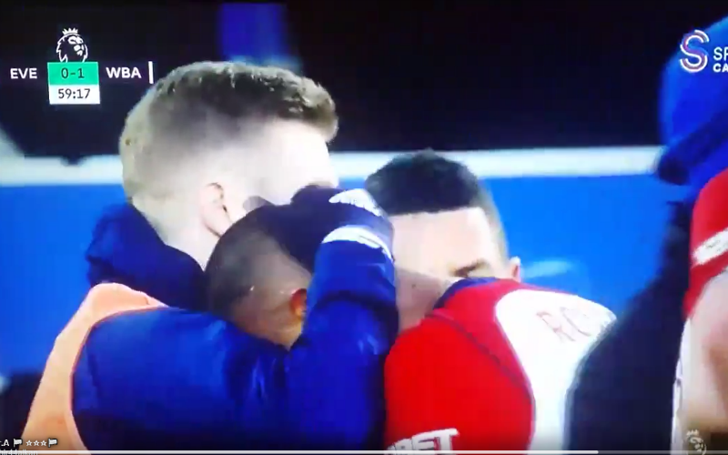 Everton-speler breekt been, dader tot tranen toe bewogen (Video)