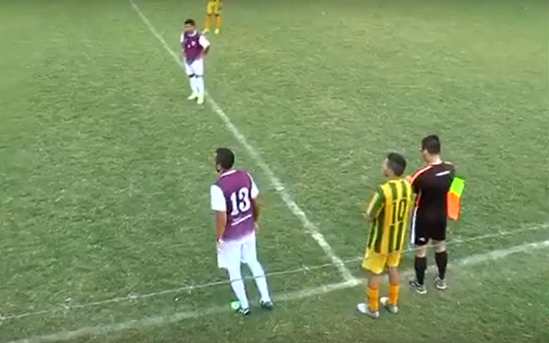 Grappig en triest: Argentijnse speler staat 10 seconden op het veld en dan gebeurt dit (Video)
