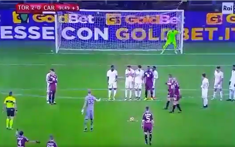Torino-doelman waant zich even Roberto Carlos en doet plots dit... (Video)