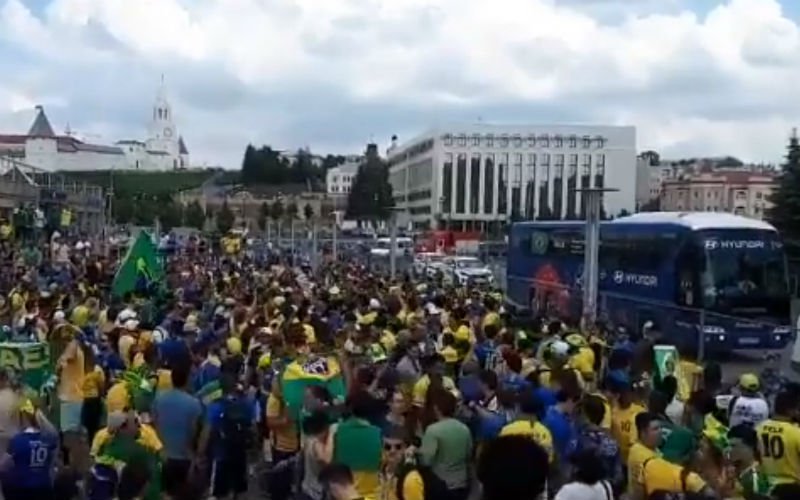 Braziliaanse spelers worden als helden onthaald in Kazan