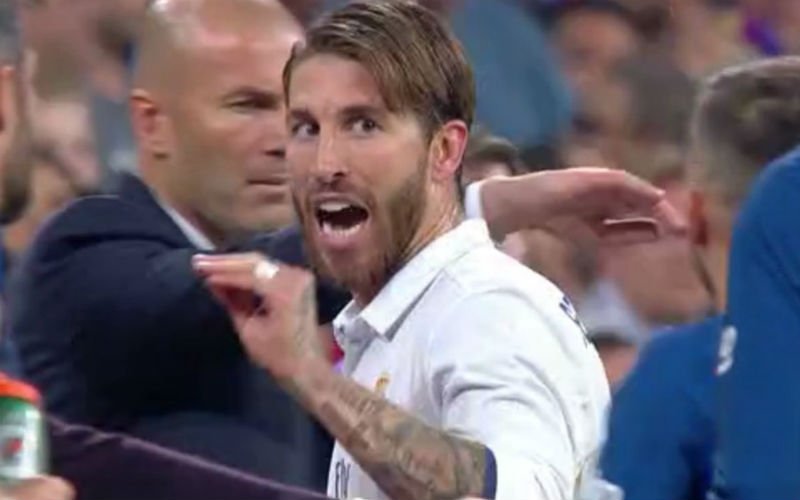 Sergio Ramos gaat  helemaal door het lint tegen Piqué tijdens Clasico (Video)