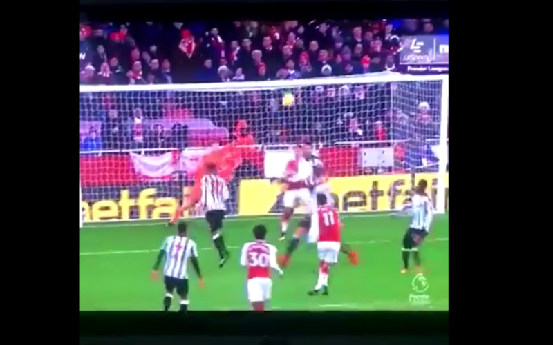 Heerlijk: Özil bewijst geweldige techniek met deze fraaie goal (Video)
